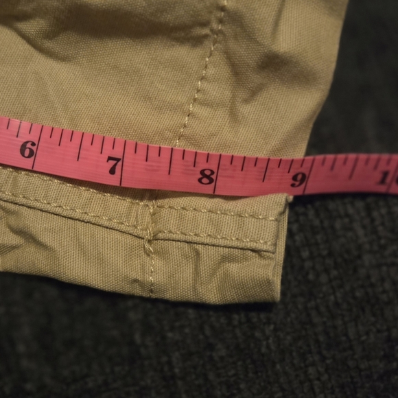 Women's Roll-Cuff Cargo Carpenter Shorts in Khaki. Size 10 - Picture 6 of 6